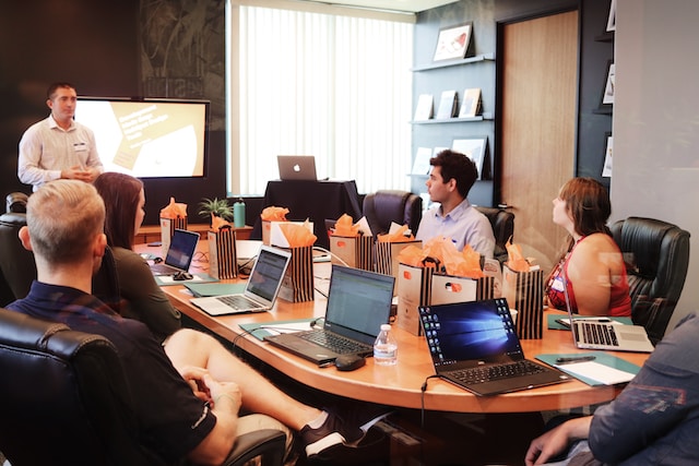 leadership style image people around a desk